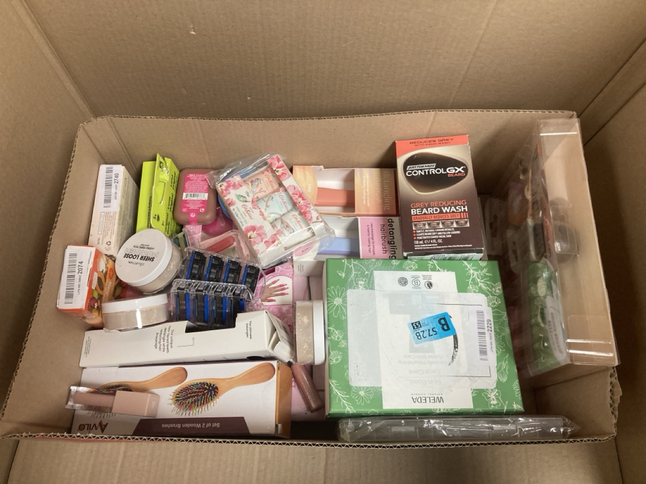 Lot 557  
            Edinburgh SR34 - Delivery Only 

                
QUANTITY OF HEALTH & BEAUTY ITEMS TO INCLUDE MAYBELLINE LIFTER GLOSS, HYDRATING L...