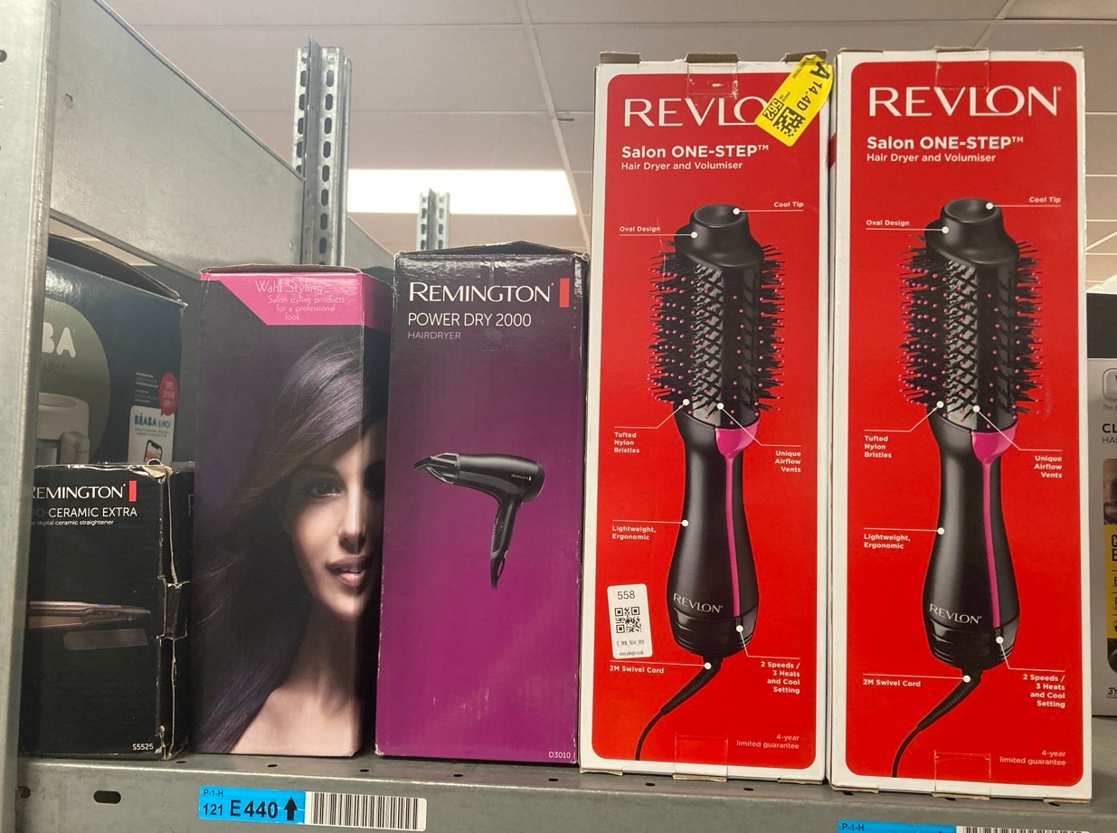 Lot 558  
            Edinburgh SR34 - Delivery Only 

                
QUANTITY OF HEALTH & BEAUTY ITEMS TO INCLUDE WAHL POWER SHINE DRYER, COOL SHOT BU...