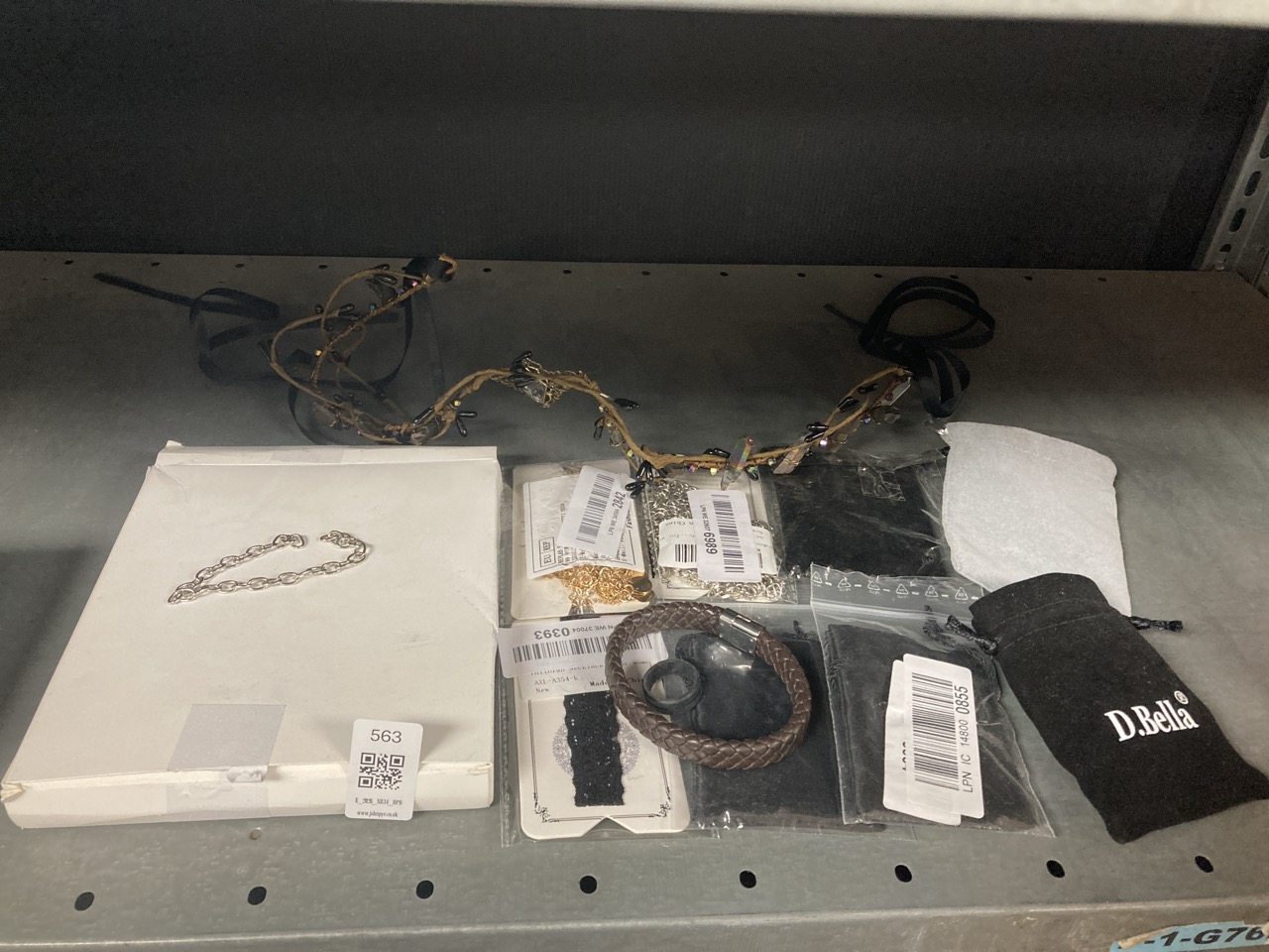 Lot 563  
            Edinburgh SR34 - Delivery Only 

                
QUANTITY OF JEWELLERY ITEMS TO INCLUDE POSH BAND SEQUINED HEAD CHAIN SNAKE PENDAN...