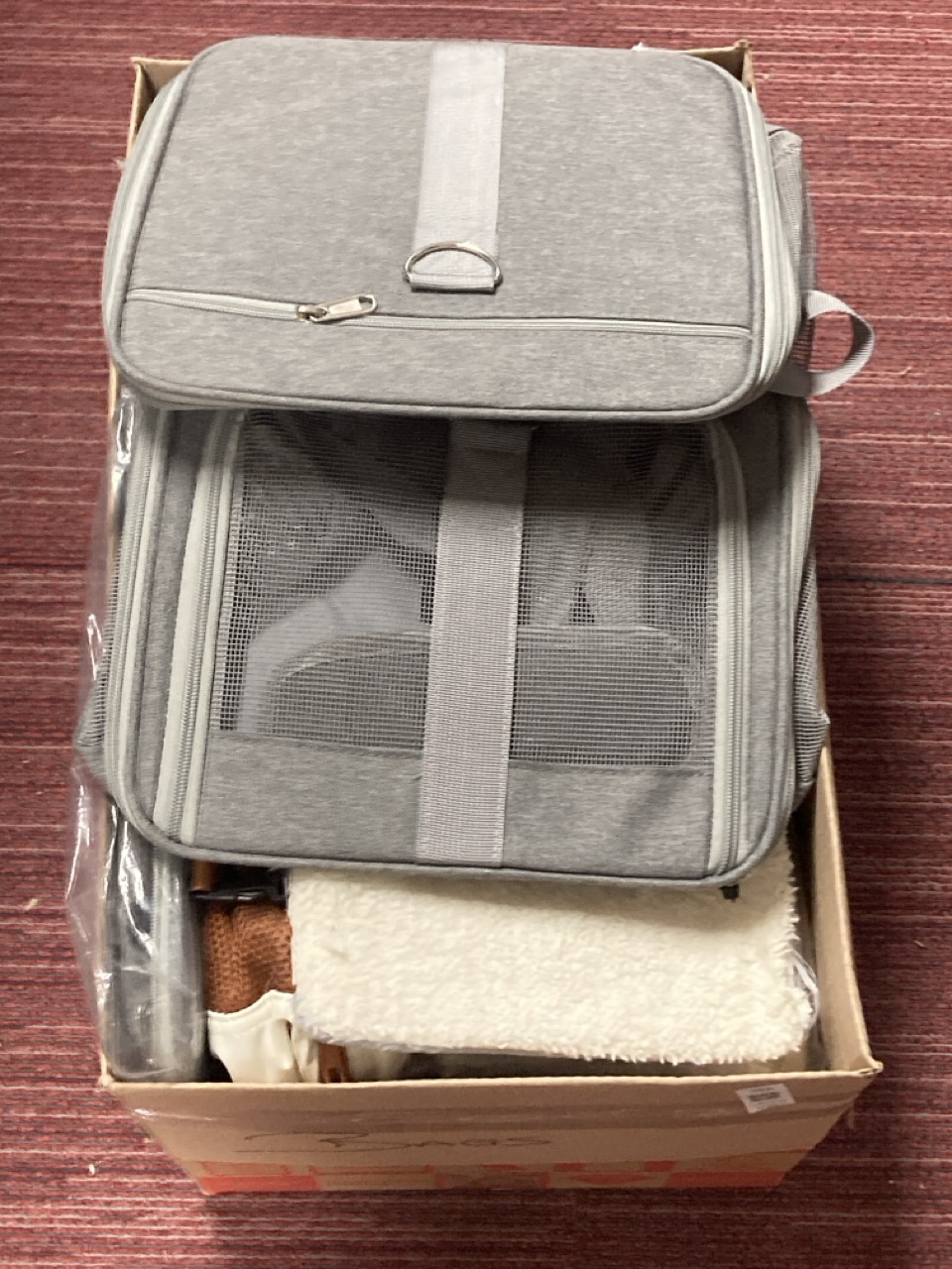 Lot 569  
            Edinburgh SR34 - Delivery Only 

                
QUANTITY OF CLOTHING & APPAREL ITEMS TO INCLUDE TAYGEER EASYJET CABIN BAG 45X36X2...