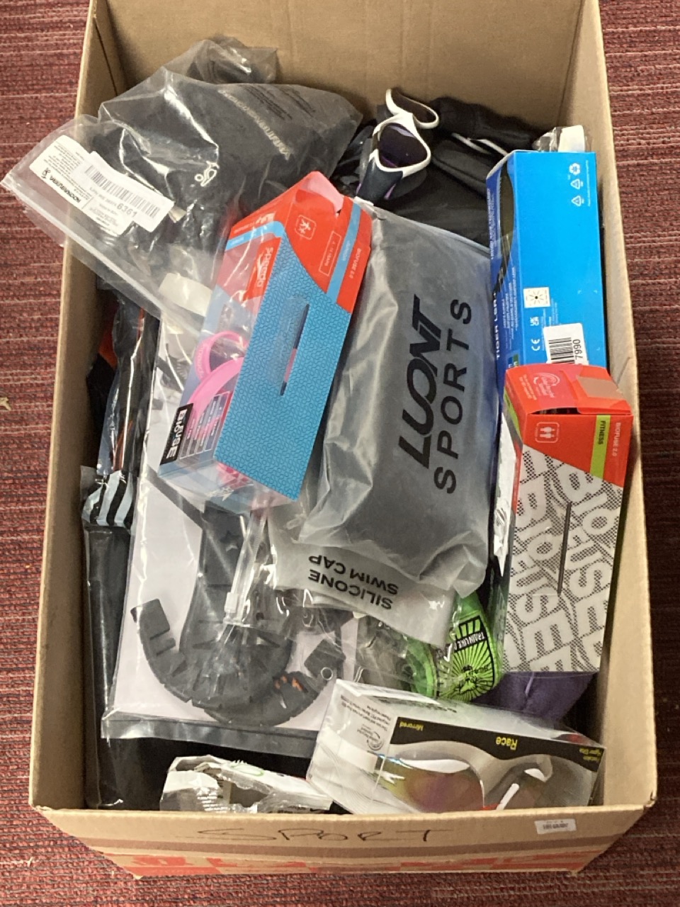 Lot 571  
            Edinburgh SR34 - Delivery Only 

                
QUANTITY OF SPORTS & EXERCISE ITEMS TO INCLUDE SPEEDO ADULT UNISEX BIOFUSE 2.0 SW...