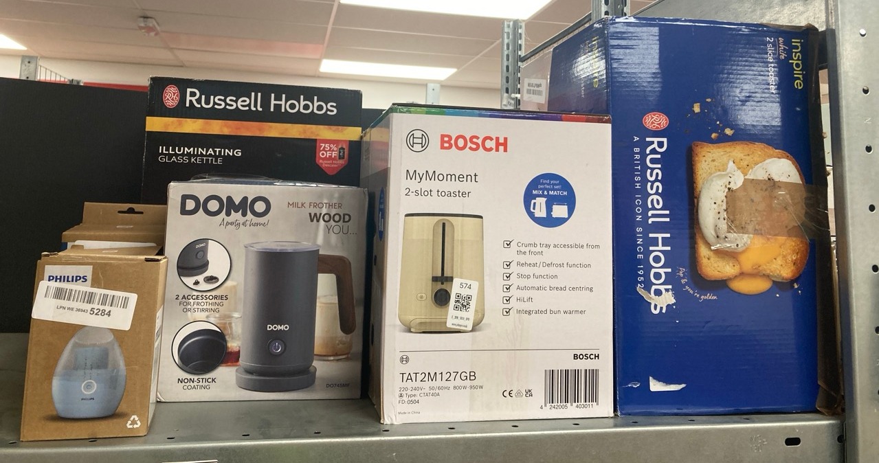Lot 574  
            Edinburgh SR34 - Delivery Only 

                
QUANTITY OF KITCHEN & APPLIANCES ITEMS TO INCLUDE BOSCH MYMOMENT DELIGHT TAT2M127...