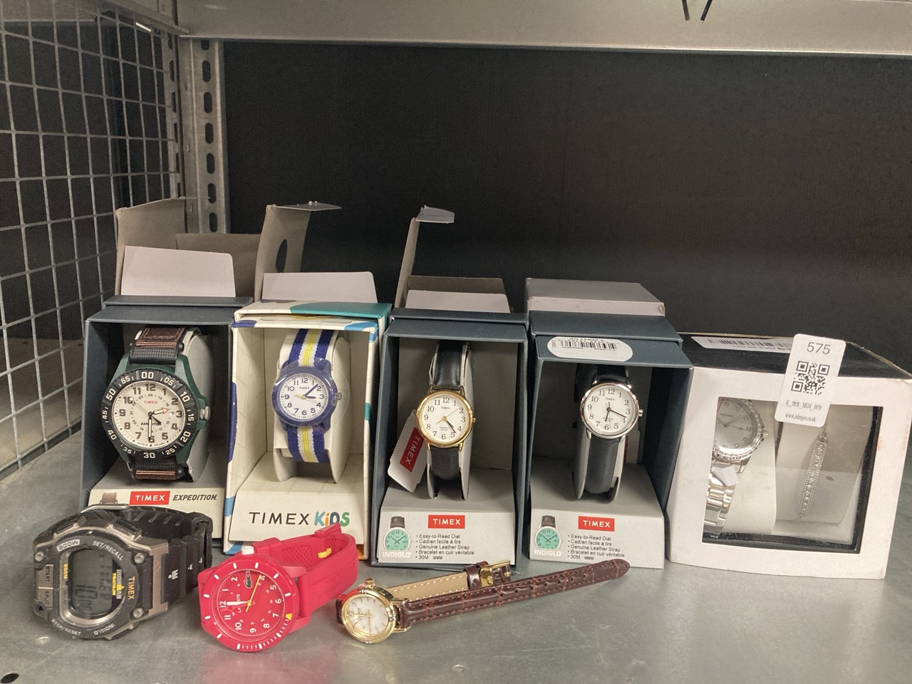 Lot 575  
            Edinburgh SR34 - Delivery Only 

                
QUANTITY OF WATCHES ITEMS TO INCLUDE TIMEX LADIES WATCH WITH WHITE DIAL AND BLACK...