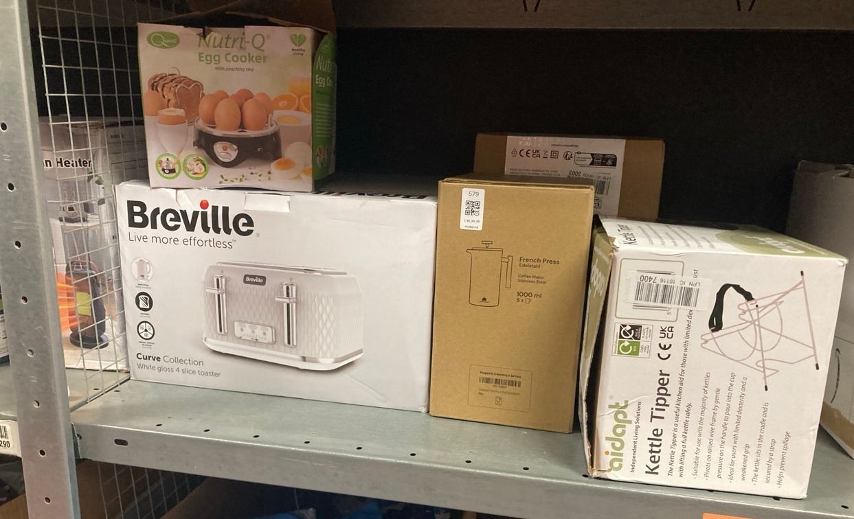 Lot 579  
            Edinburgh SR34 - Delivery Only 

                
QUANTITY OF KITCHEN & APPLIANCES ITEMS TO INCLUDE QUEST NUTRI-Q 34360 MULTI-FUNCT...