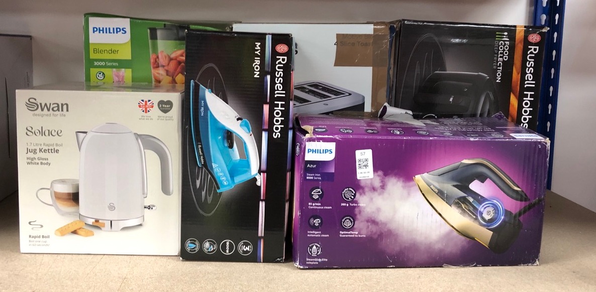 Lot 57  
            Edinburgh SR34 - Delivery Only 

                
QUANTITY OF KITCHEN & APPLIANCES ITEMS TO INCLUDE SWAN SK19026WHT SOLACE CORDLESS...