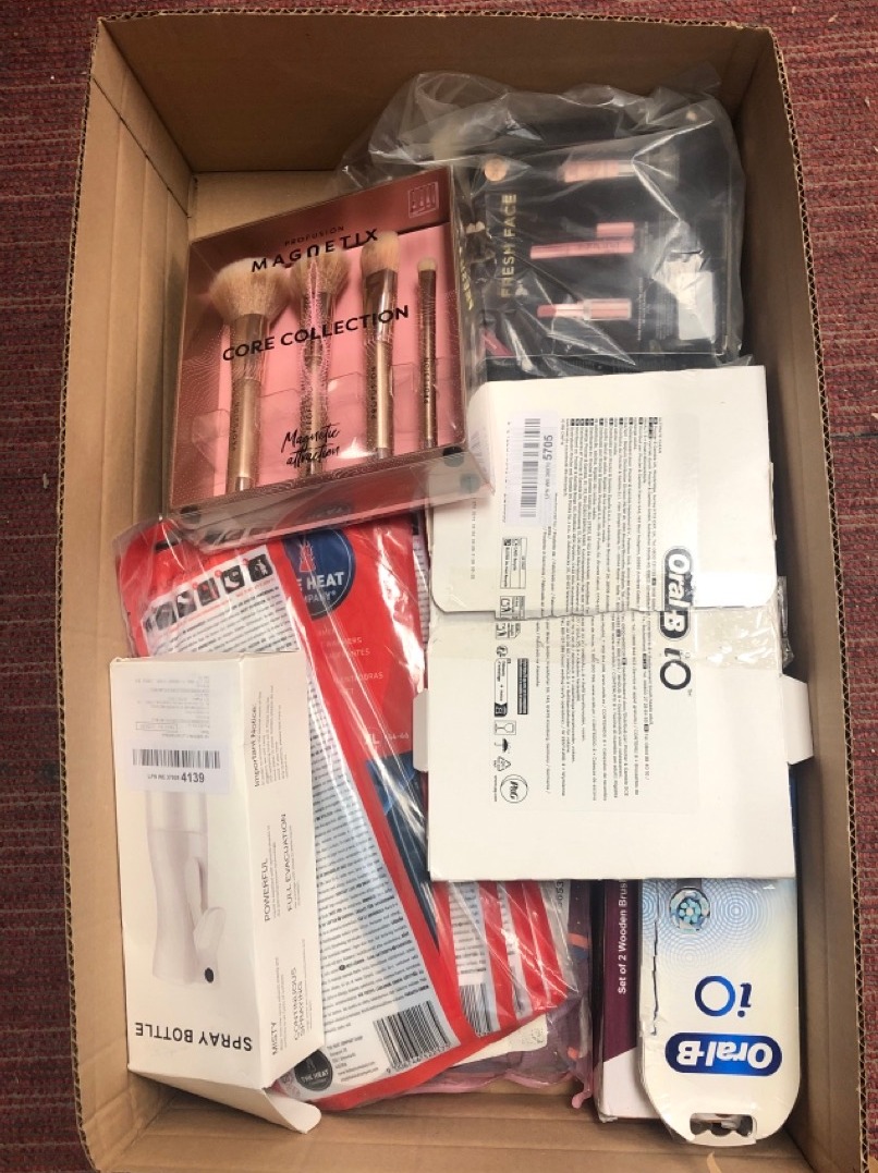 Lot 582  
            Edinburgh SR34 - Delivery Only 

                
QUANTITY OF HEALTH & BEAUTY ITEMS TO INCLUDE 2X VOLUMISER HAIR BRUSHES - VOLUME A...