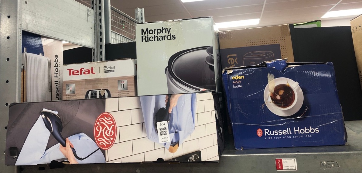 Lot 584  
            Edinburgh SR34 - Delivery Only 

                
QUANTITY OF KITCHEN & APPLIANCES ITEMS TO INCLUDE RUSSELL HOBBS STEAM GENIE 2IN1 ...