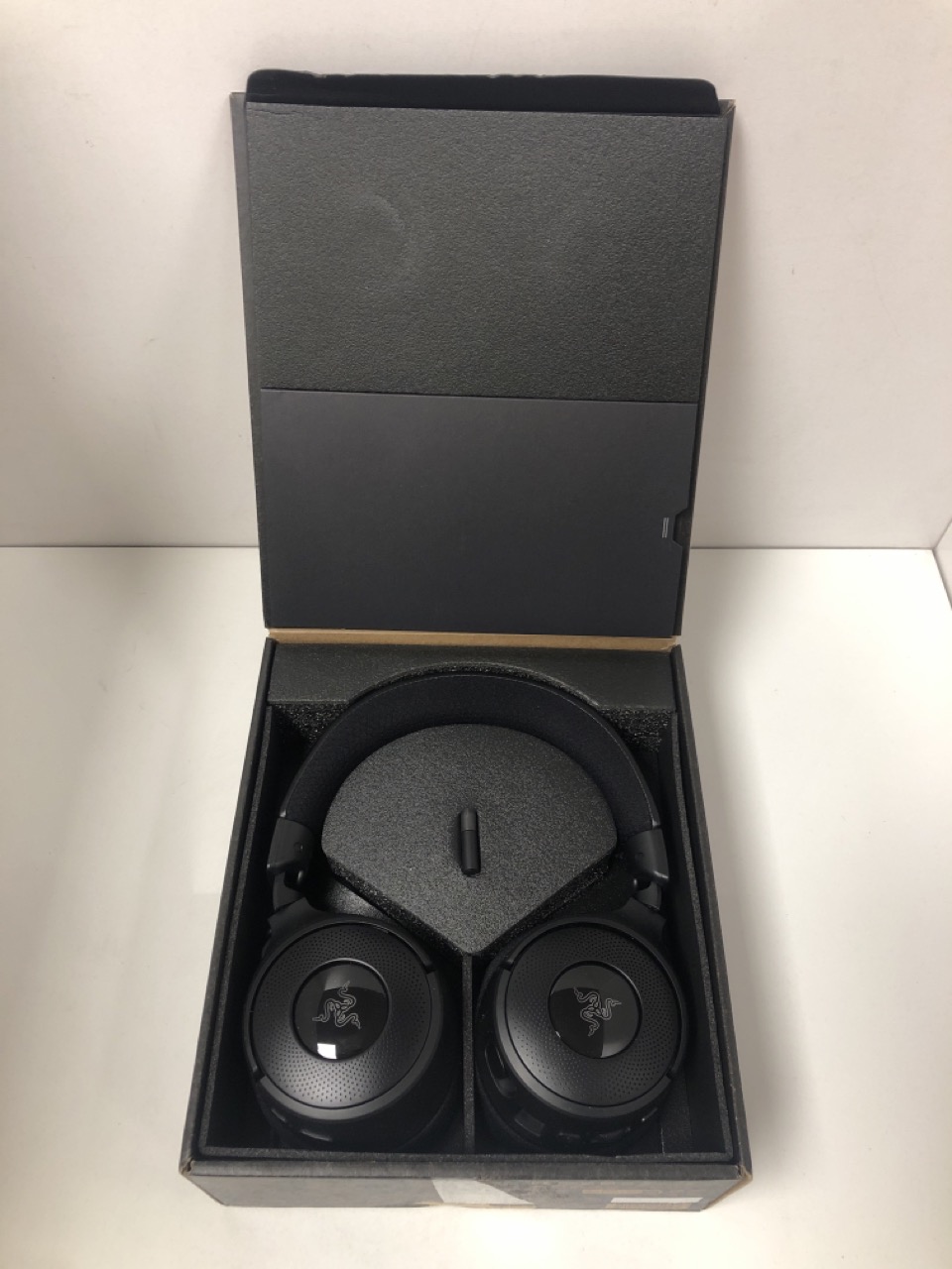 Lot 588  
            Edinburgh SR34 - Delivery Only 

                
RAZER KRAKEN V4 - WIRELESS GAMING HEADSET (3 MODES CONNECTIVITY, TRIFORCE 40MM DR...