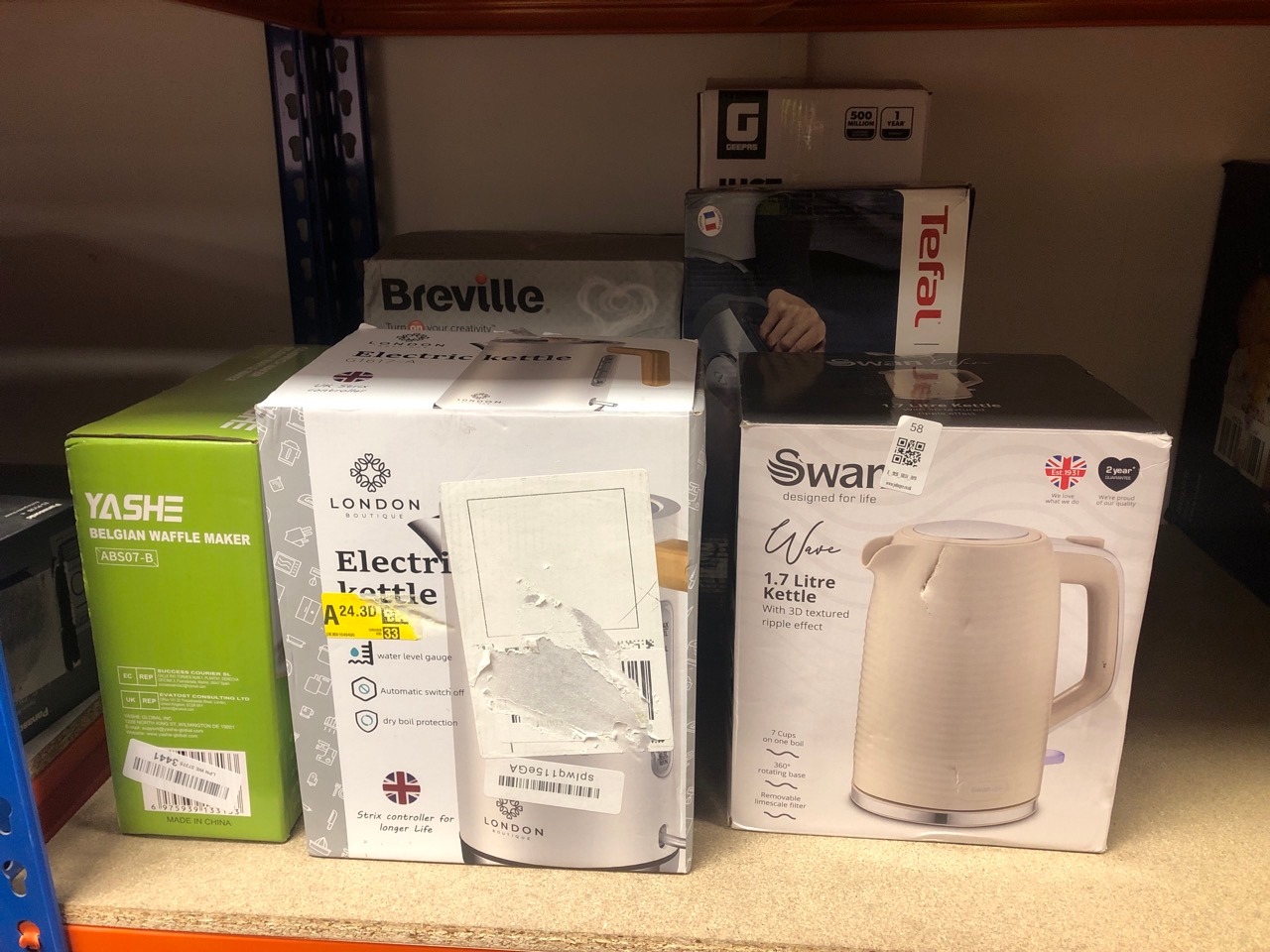 Lot 58  
            Edinburgh SR34 - Delivery Only 

                
QUANTITY OF KITCHEN & APPLIANCES ITEMS TO INCLUDE SWAN SK19034CRM WAVE CORDLESS K...