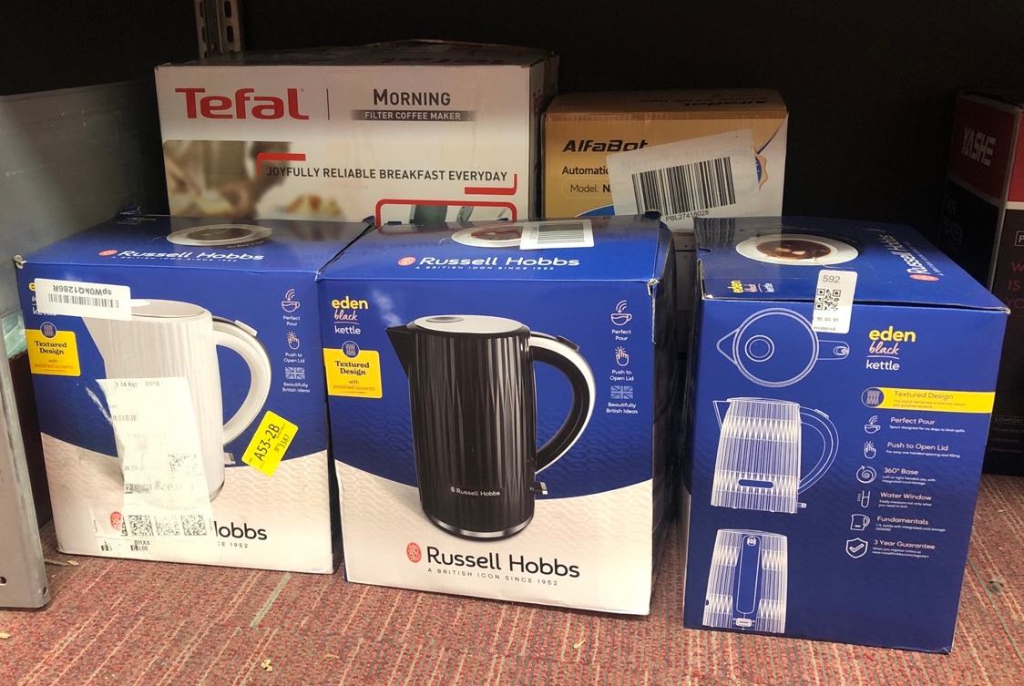 Lot 592  
            Edinburgh SR34 - Delivery Only 

                
QUANTITY OF KITCHEN & APPLIANCES ITEMS TO INCLUDE RUSSELL HOBBS ELECTRIC KETTLE (...