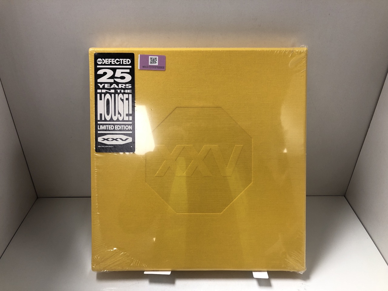 Lot 595  
            Edinburgh SR34 - Delivery Only 

                
XXXDEFECTED 25 YEARS IN THE HOUSE LIMITED EDITION BOOK.: LOCATION - H