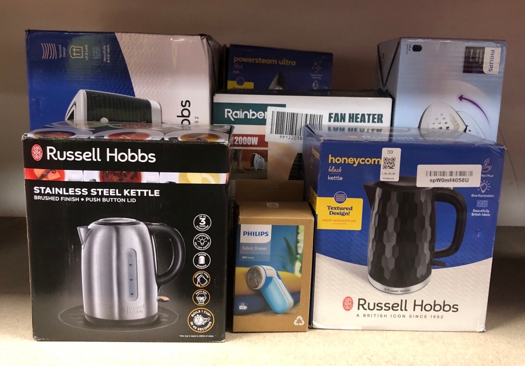 Lot 59  
            Edinburgh SR34 - Delivery Only 

                
QUANTITY OF KITCHEN & APPLIANCES ITEMS TO INCLUDE RUSSELL HOBBS BRUSHED STAINLESS...