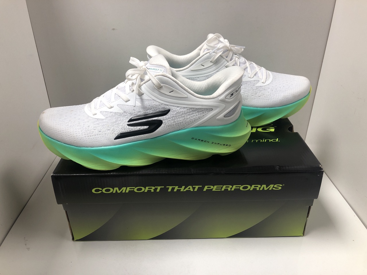 Lot 608  
            Edinburgh SR34 - Delivery Only 

                
SKECHERS MEN'S AERO BURST SLIP INS RUNNING TRAINER, WHITE/MULTI, 9 UK.: LOCATION - H