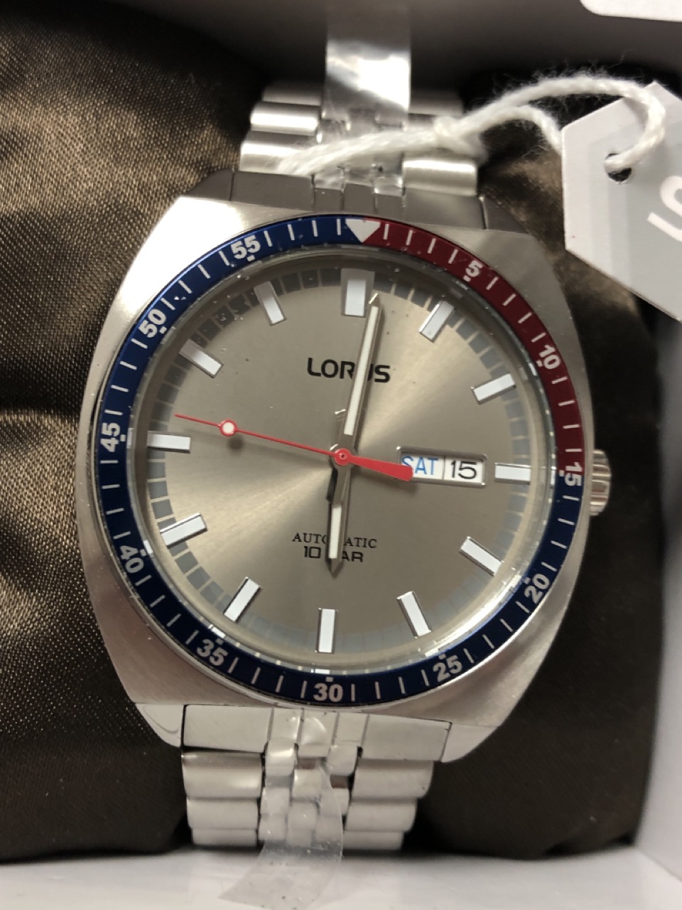 Lot 625  
            Edinburgh SR34 - Delivery Only 

                
LORUS AUTOMATIC WATERPROOF METAL STRAP WATCH.: LOCATION - H