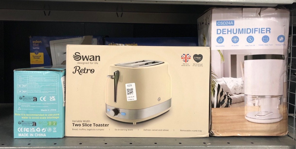 Lot 629  
            Edinburgh SR34 - Delivery Only 

                
QUANTITY OF KITCHEN & APPLIANCES ITEMS TO INCLUDE SWAN RETRO TWO SLICED TOASTER.:...