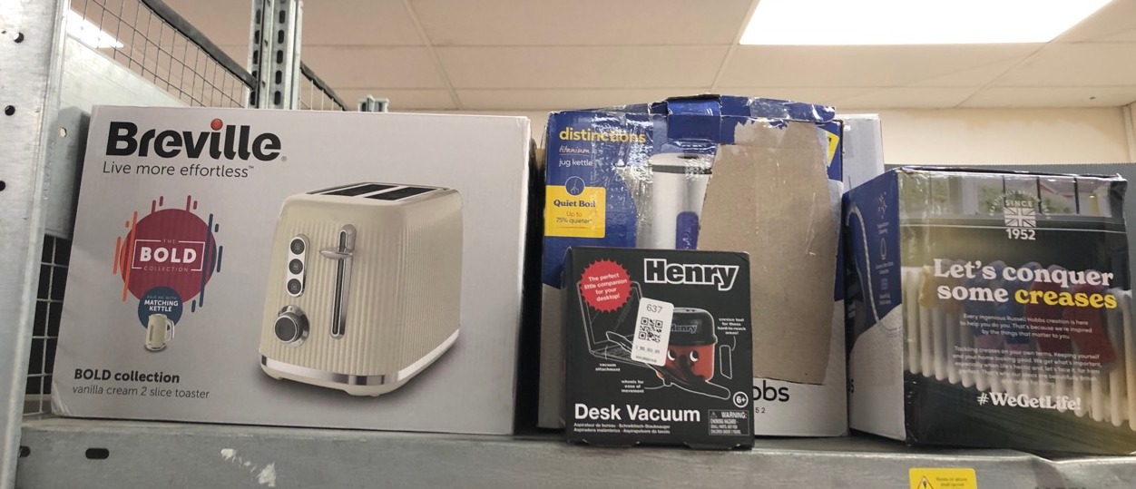 Lot 637  
            Edinburgh SR34 - Delivery Only 

                
QUANTITY OF KITCHEN & APPLIANCES ITEMS TO INCLUDE HENRY HOOVER DESK VACUUM, MINI ...