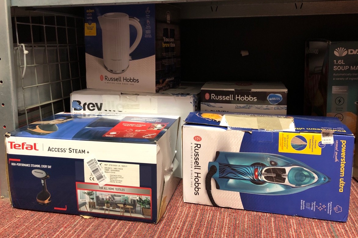 Lot 686  
            Edinburgh SR34 - Delivery Only 

                
QUANTITY OF KITCHEN & APPLIANCES ITEMS TO INCLUDE RUSSELL HOBBS IRON [ 3100W, 230...