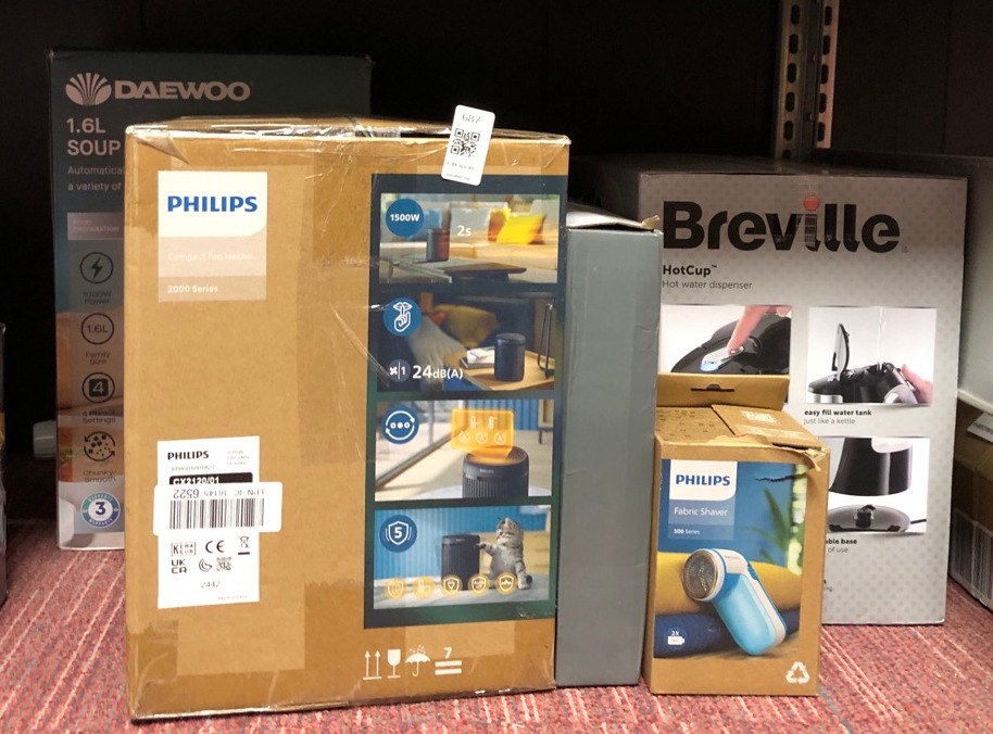 Lot 687  
            Edinburgh SR34 - Delivery Only 

                
QUANTITY OF KITCHEN & APPLIANCES ITEMS TO INCLUDE PHILIPS GC026/00 DIFFERENT FABR...