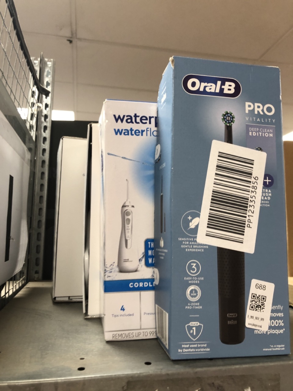 Lot 688  
            Edinburgh SR34 - Delivery Only 

                
QUANTITY OF HEALTH & BEAUTY ITEMS TO INCLUDE ORAL-B VITALITY PRO ELECTRIC TOOTHBR...