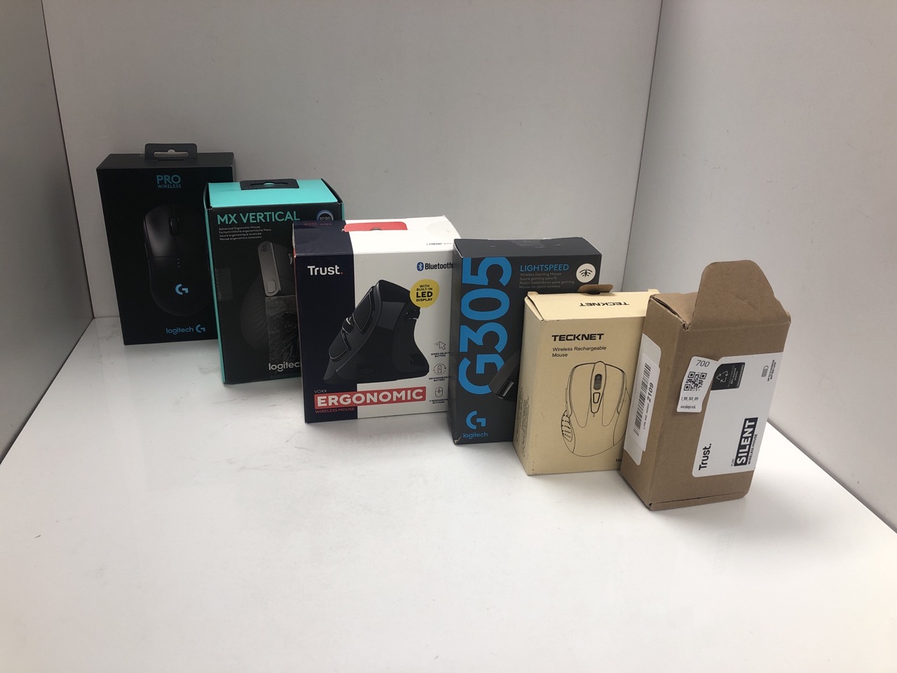 Lot 700  
            Edinburgh SR34 - Delivery Only 

                
QUANTITY OF TECH & GAMING ITEMS TO INCLUDE TRUST SILENT WIRELESS MOUSE, FOR LEFT ...
