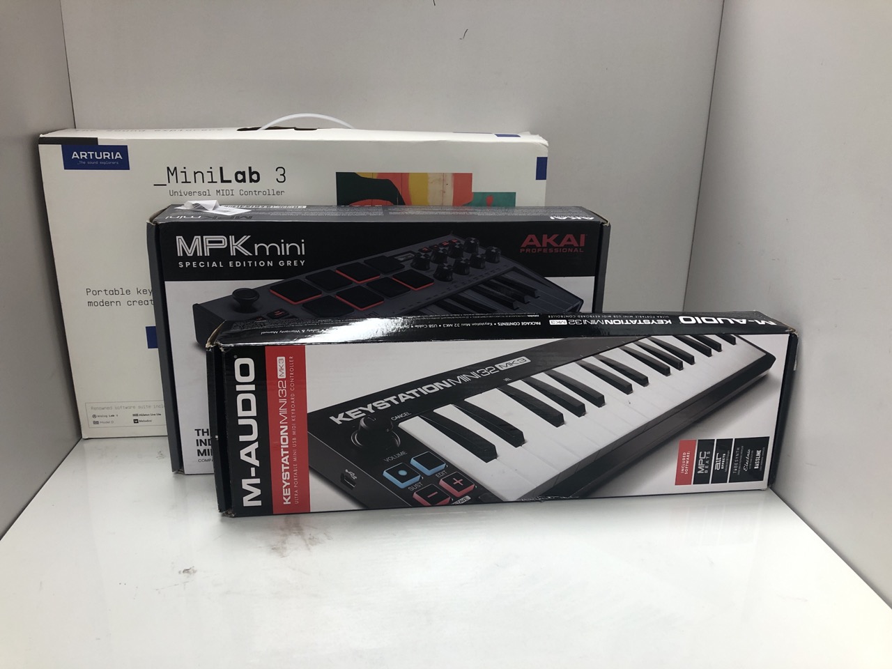 Lot 701  
            Edinburgh SR34 - Delivery Only 

                
QUANTITY OF TECH & GAMING ITEMS TO INCLUDE AKAI PROFESSIONAL MPK MINI MK3-25 KEY ...