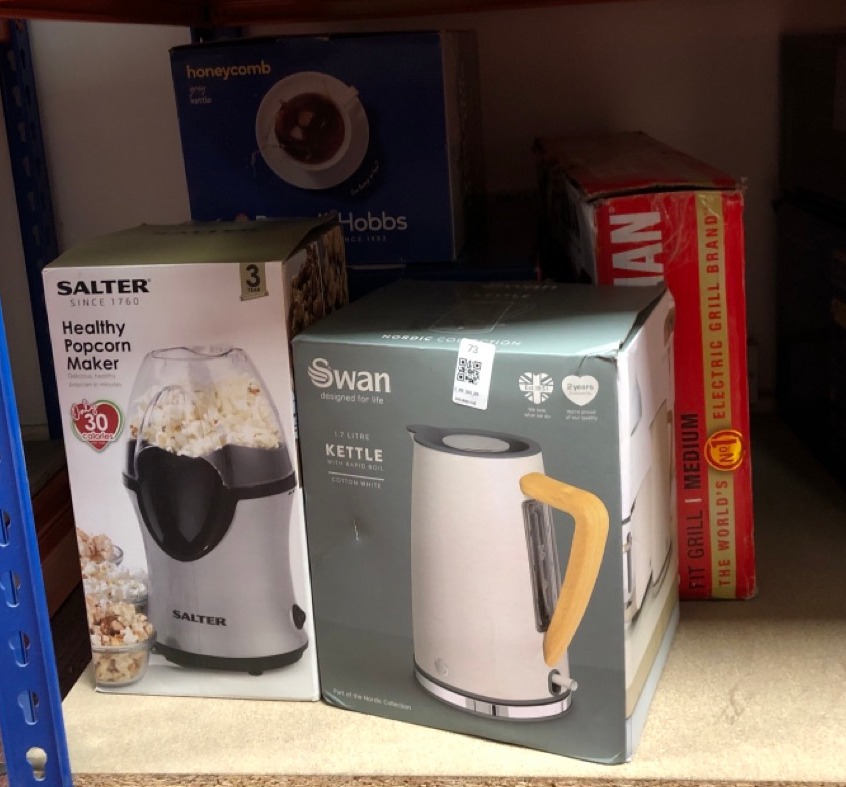 Lot 73  
            Edinburgh SR34 - Delivery Only 

                
QUANTITY OF KITCHEN & APPLIANCES ITEMS TO INCLUDE SWAN SK14610WHTN NORDIC CORDLES...