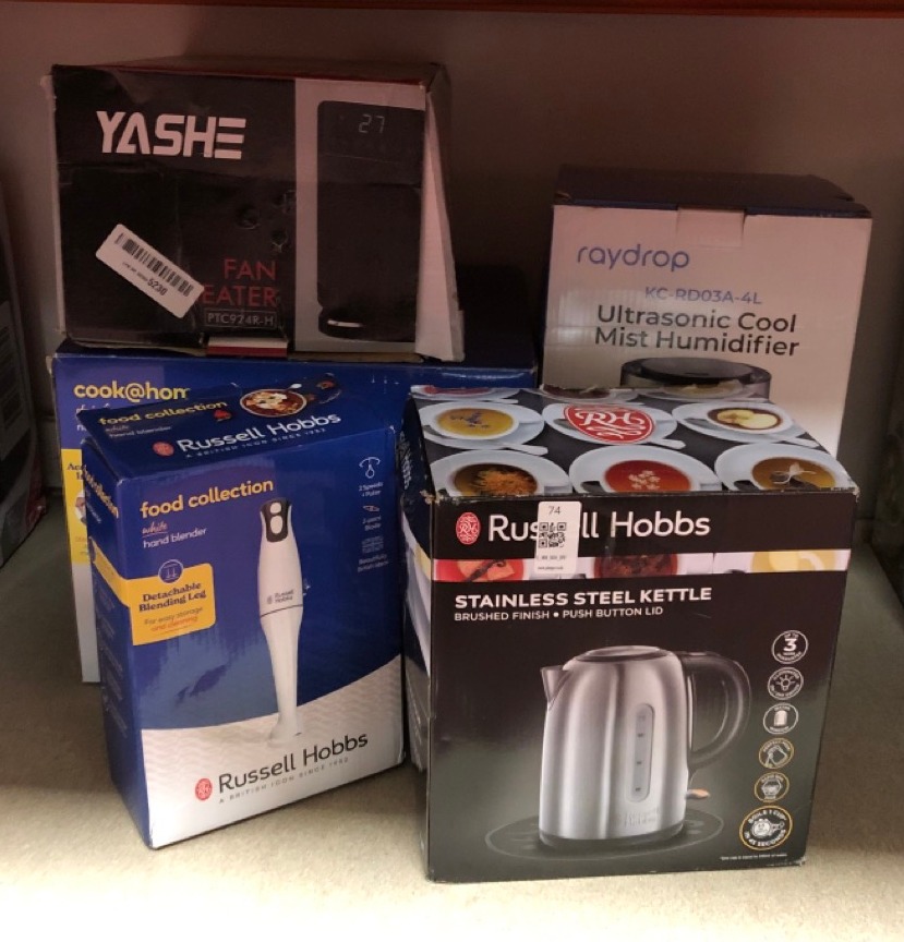 Lot 74  
            Edinburgh SR34 - Delivery Only 

                
QUANTITY OF KITCHEN & APPLIANCES ITEMS TO INCLUDE RUSSELL HOBBS BRUSHED STAINLESS...