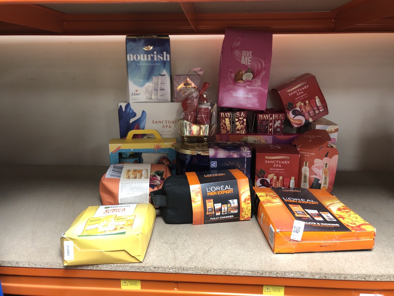 Lot 79  
            Edinburgh SR34 - Delivery Only 

                
QUANTITY OF HEALTH & BEAUTY ITEMS TO INCLUDE L'OREAL MEN EXPERT GIFT SET FOR MEN,...