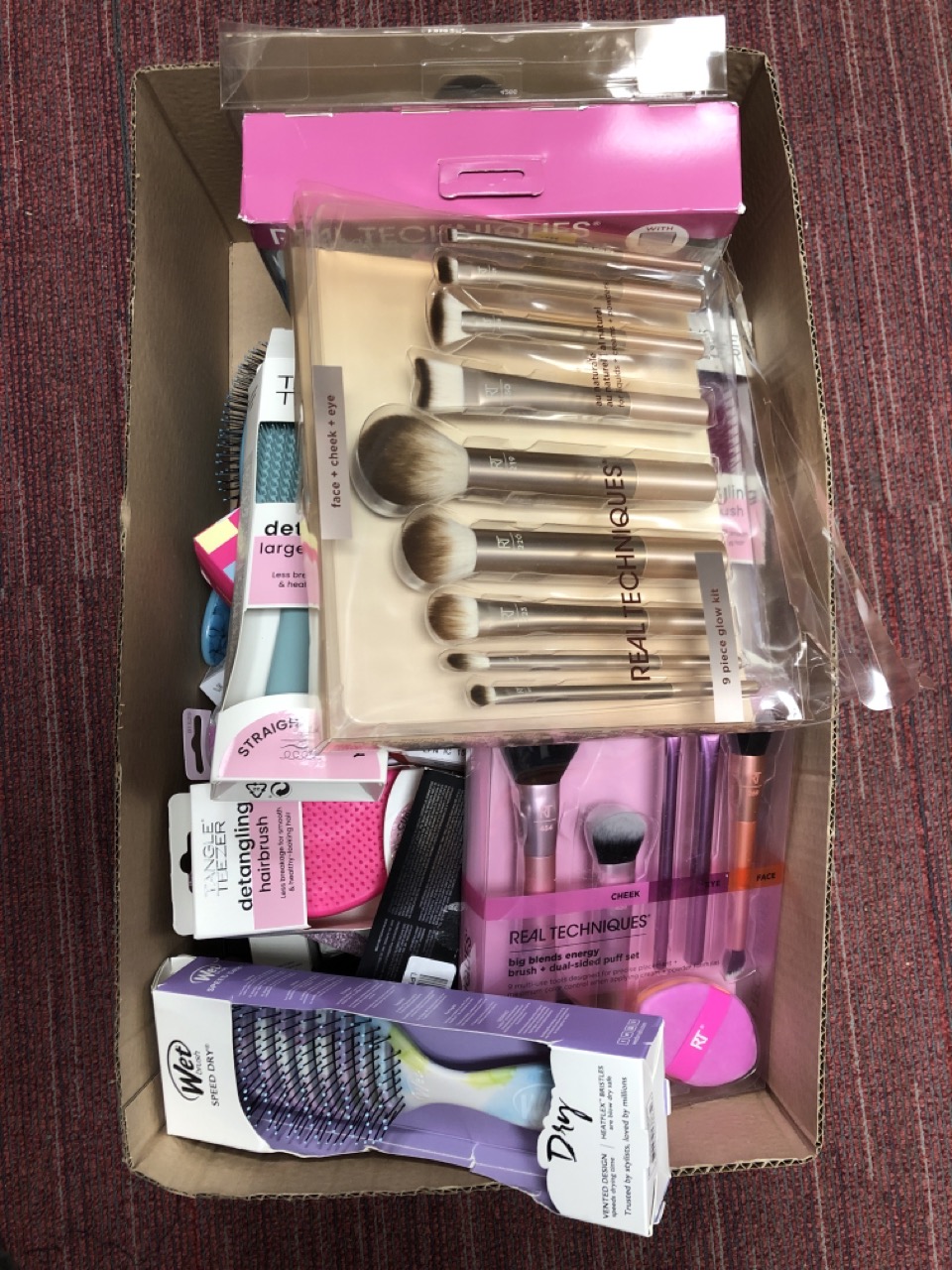 Lot 83  
            Edinburgh SR34 - Delivery Only 

                
QUANTITY OF HEALTH & BEAUTY ITEMS TO INCLUDE WET BRUSH SPEED DRY DETANGLER WITH H...