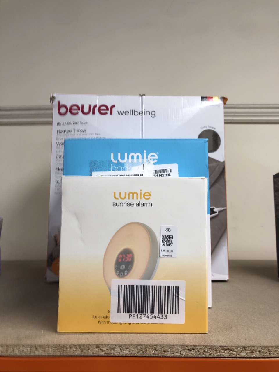 Lot 86  
            Edinburgh SR34 - Delivery Only 

                
QUANTITY OF HEALTH & BEAUTY ITEMS TO INCLUDE LUMIE SUNRISE ALARM - SUNRISE WAKE-U...