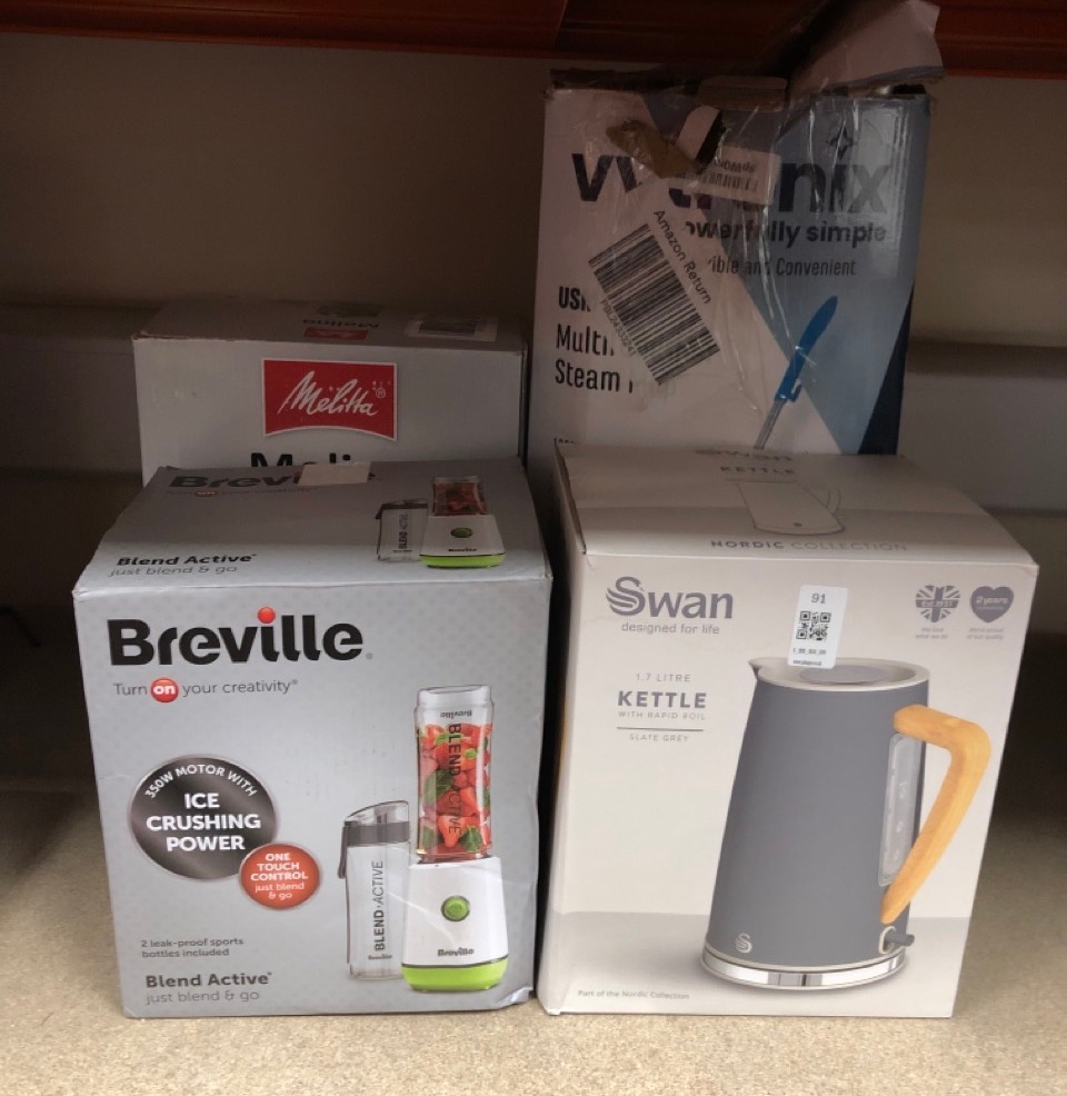 Lot 91  
            Edinburgh SR34 - Delivery Only 

                
QUANTITY OF KITCHEN & APPLIANCES ITEMS TO INCLUDE SWAN SK14610GRYN NORDIC CORDLES...