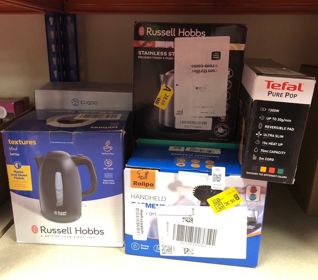 Lot 93  
            Edinburgh SR34 - Delivery Only 

                
QUANTITY OF KITCHEN & APPLIANCES ITEMS TO INCLUDE TEFAL PURE POP SLIM HANDHELD CL...