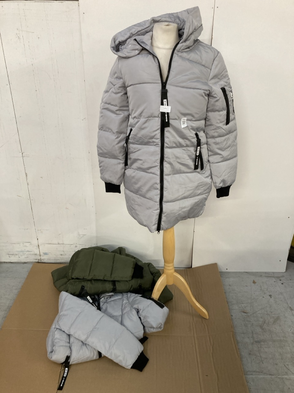 Lot 102  
            Edinburgh SR33 - Delivery Only 

                
QUANTITY OF CLOTHING AND APPAREL TO INCLUDE BAISHUN GREEN JACKET LARGE  : LOCATIO...