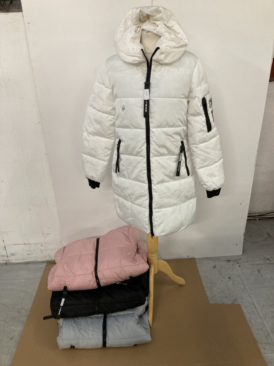 Lot 103  
            Edinburgh SR33 - Delivery Only 

                
QUANTITY OF CLOTHING AND APPAREL TO INCLUDE BAISHUN WHITE JACKET LARGE  : LOCATIO...