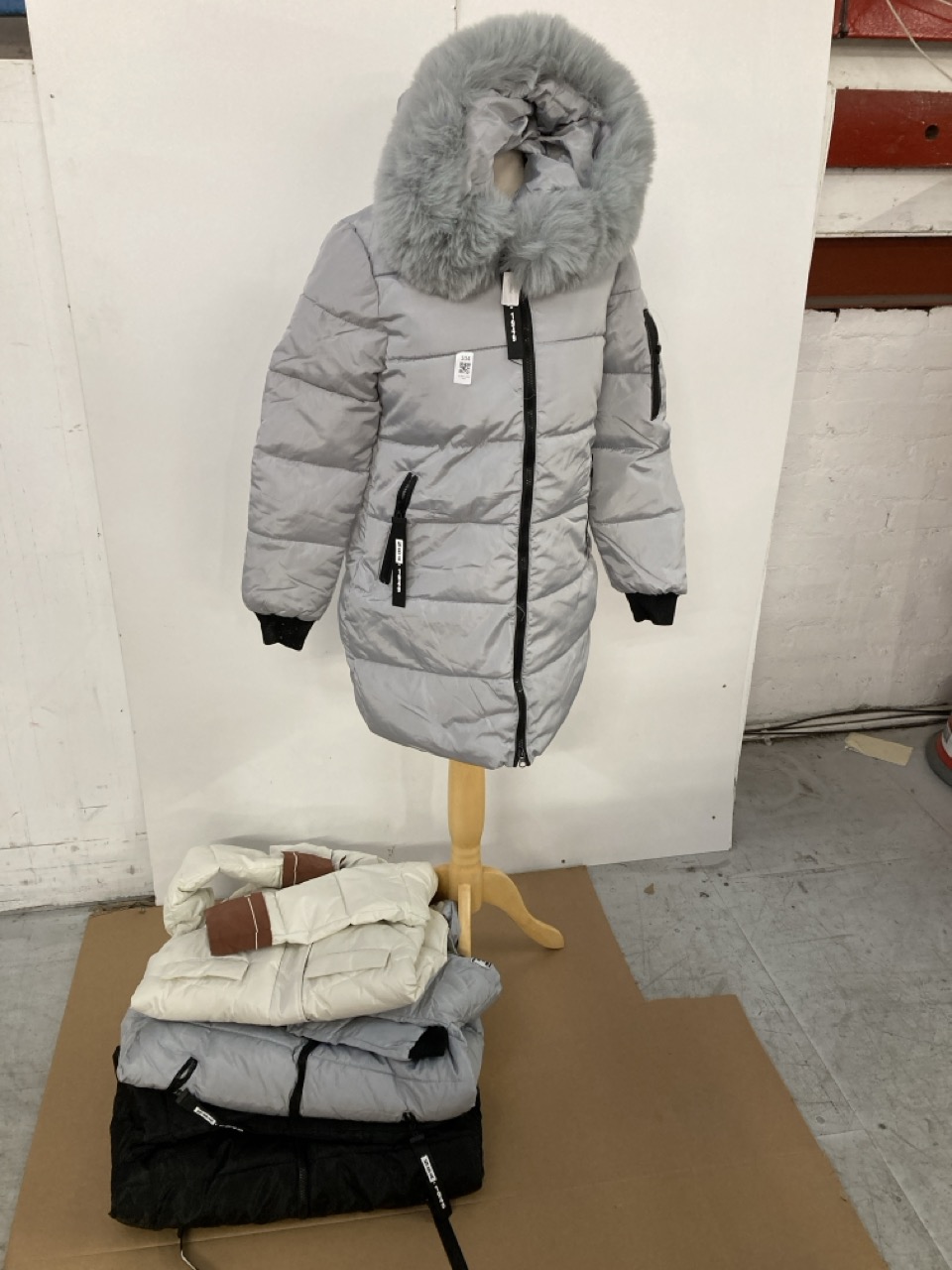 Lot 104  
            Edinburgh SR33 - Delivery Only 

                
QUANTITY OF CLOTHING AND APPAREL TO INCLUDE YIBAI SHUAN BLACK JACKET LARGE : LOCA...