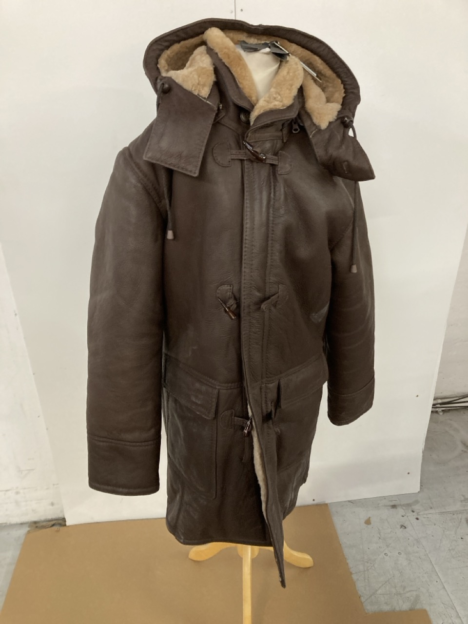 Lot 105  
            Edinburgh SR33 - Delivery Only 

                
INFINITY OF LONDON GREEN LEATHER JACKET SIZE LARGE  : LOCATION - B