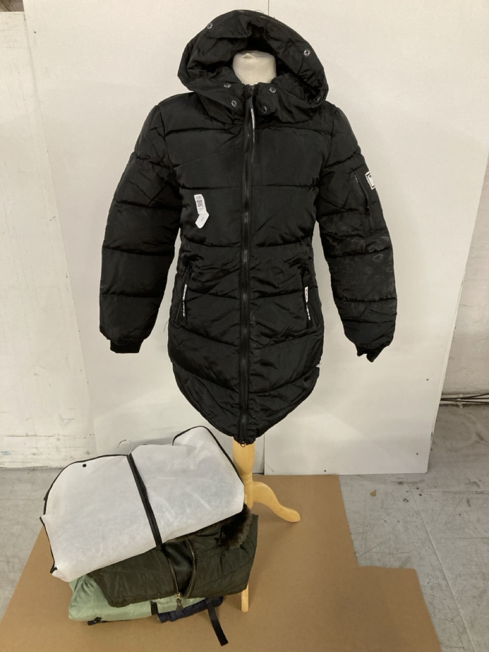 Lot 106  
            Edinburgh SR33 - Delivery Only 

                
QUANTITY OF CLOTHING AND APPAREL TO INCLUDE YIBAI SHUAN BLACK JACKET LARGE : LOCA...