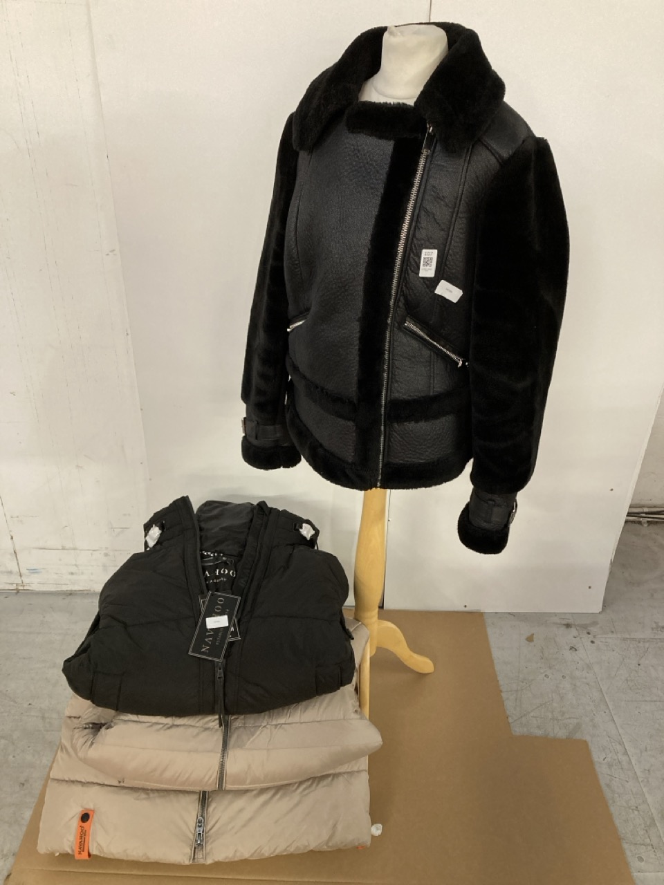 Lot 107  
            Edinburgh SR33 - Delivery Only 

                
QUANTITY OF CLOTHING AND APPAREL TO INCLUDE NAVAHOO WOMANS BLACK JACKET SIZE L : ...