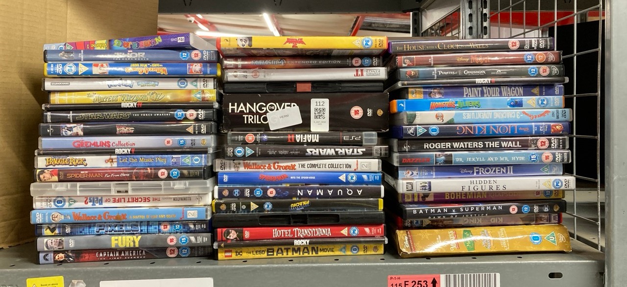 Lot 112  
            Edinburgh SR33 - Delivery Only 

                
QUANTITY OF TV & AUDIO ITEMS TO INCLUDE THE HOUSE WITH A CLOCK IN ITS WALLS [DVD]...