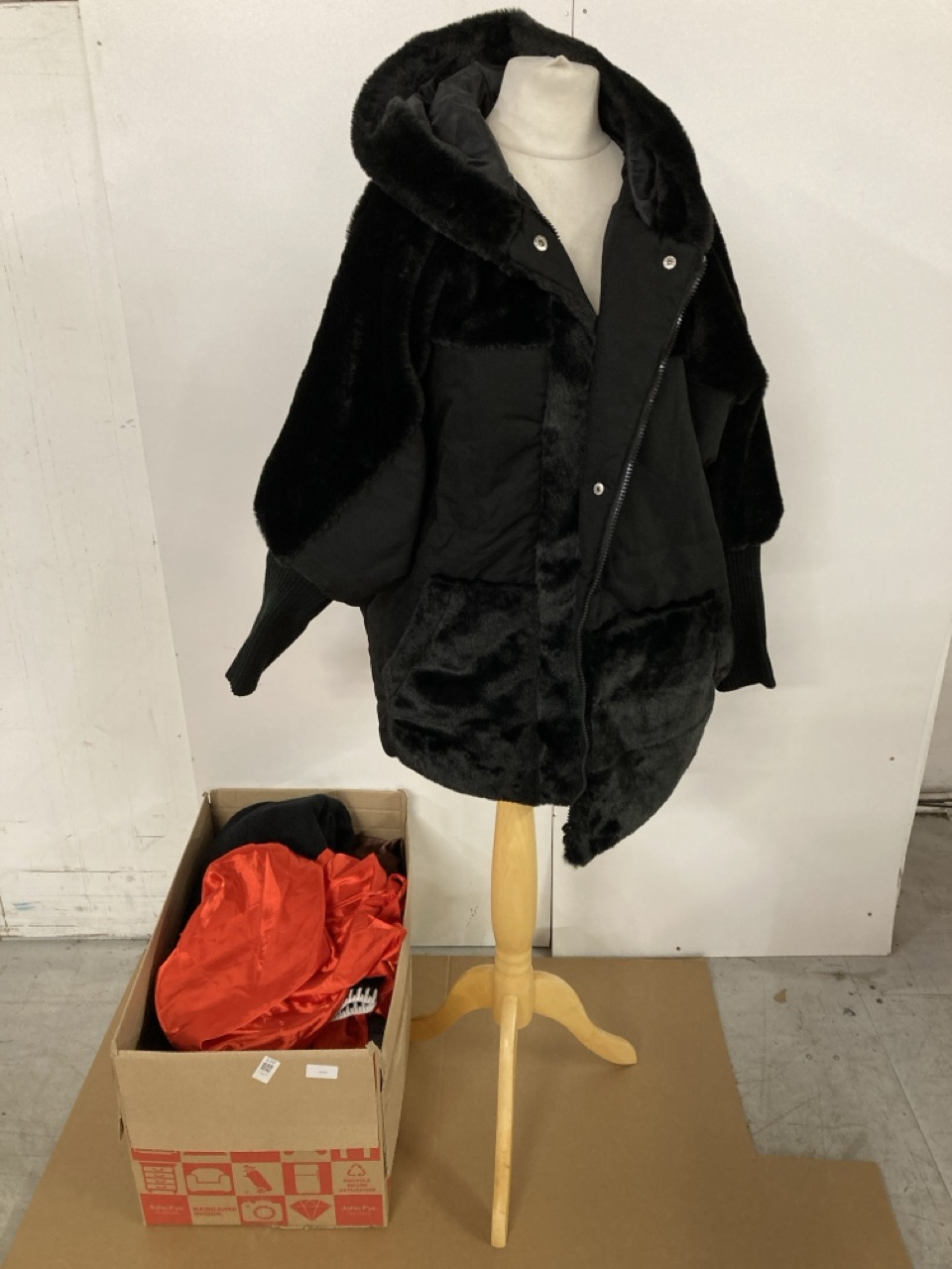 Lot 120  
            Edinburgh SR33 - Delivery Only 

                
QUANTITY OF CLOTHING AND APPAREL TO INCLUDE BROWN DRESS SIZE 10 : LOCATION - B