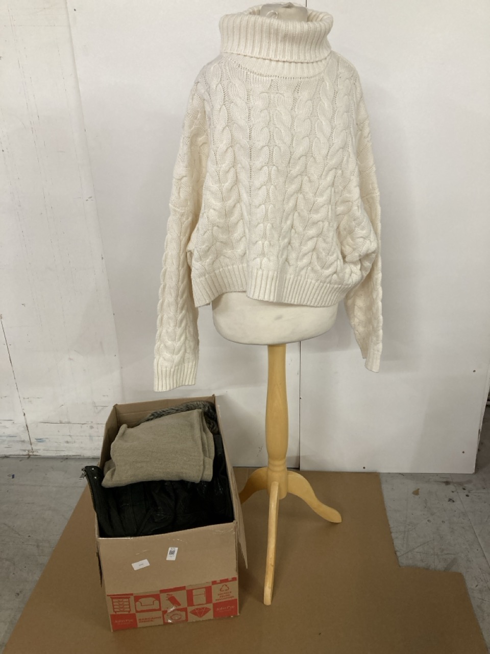 Lot 121  
            Edinburgh SR33 - Delivery Only 

                
QUANTITY OF CLOTHING AND APPAREL TO INCLUDE BROWN LEATHER JACKET SIZE LARGE : LOC...