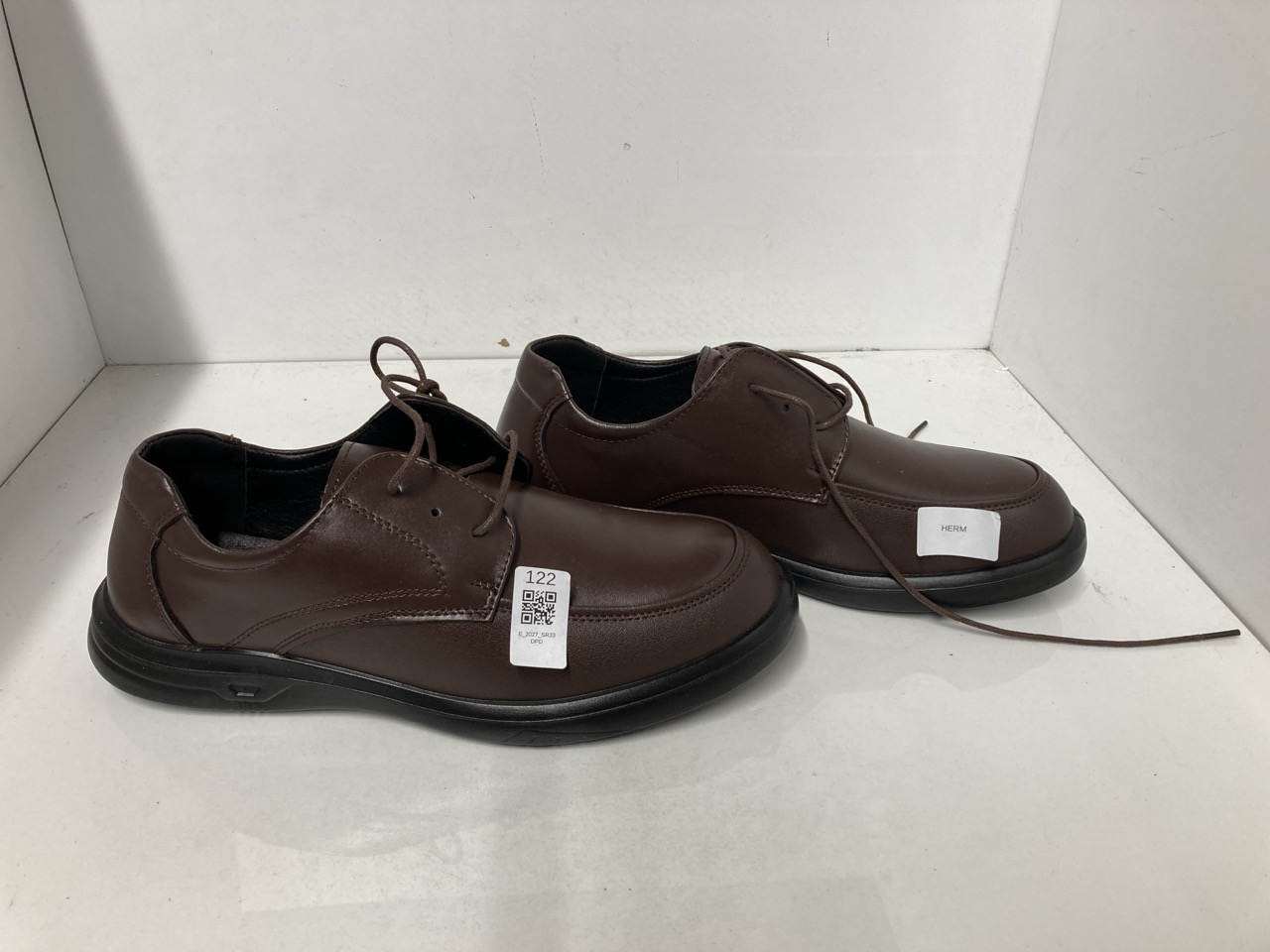 Lot 122  
            Edinburgh SR33 - Delivery Only 

                
QUANTITY OF CLOTHING AND APPAREL MERRELL  UK 3 : LOCATION - B