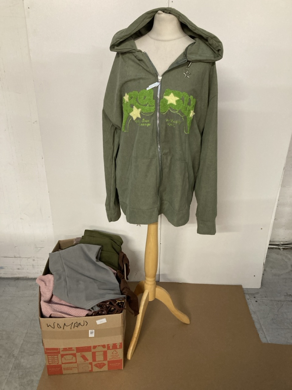 Lot 129  
            Edinburgh SR33 - Delivery Only 

                
QUANTITY OF CLOTHING & APPAREL ITEMS TO INCLUDE PINK CARDIGAN SIZE M: LOCATION - B