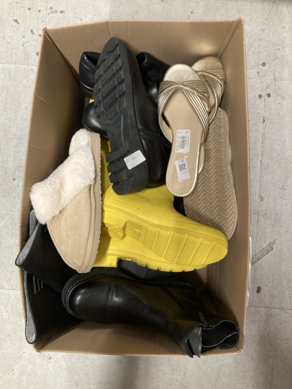 Lot 130  
            Edinburgh SR33 - Delivery Only 

                
QUANTITY OF CLOTHING & APPAREL ITEMS TO INCLUDE FESTIVAL YELLOW WELLIES SIZE 5: L...