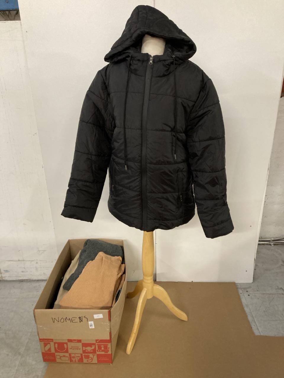 Lot 132  
            Edinburgh SR33 - Delivery Only 

                
QUANTITY OF CLOTHING & APPAREL ITEMS TO INCLUDE LONG BLACK COAT SIZE M: LOCATION - B