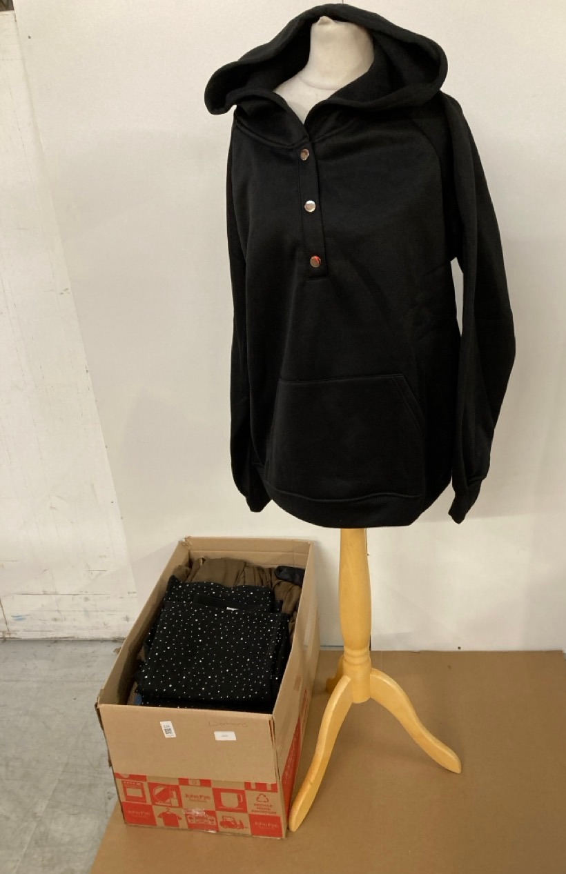 Lot 134  
            Edinburgh SR33 - Delivery Only 

                
QUANTITY OF CLOTHING & APPAREL ITEMS TO INCLUDE A BROWN ZIPPER SIZE S: LOCATION - B