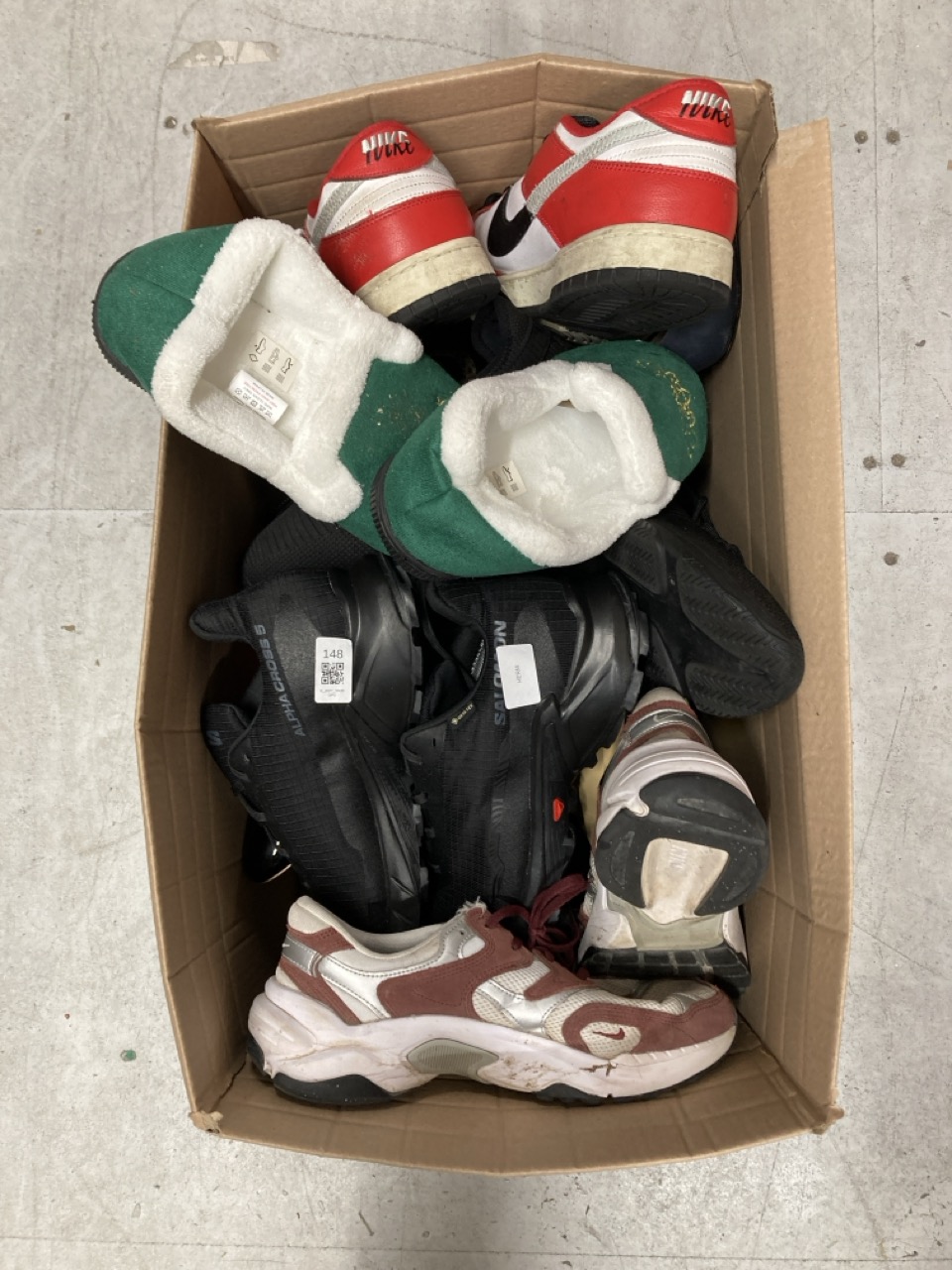 Lot 148  
            Edinburgh SR33 - Delivery Only 

                
QUANTITY OF CLOTHING & APPAREL ITEMS TO INCLUDE NIKE BLACK/RED/WHITE TRAINERS SIZ...