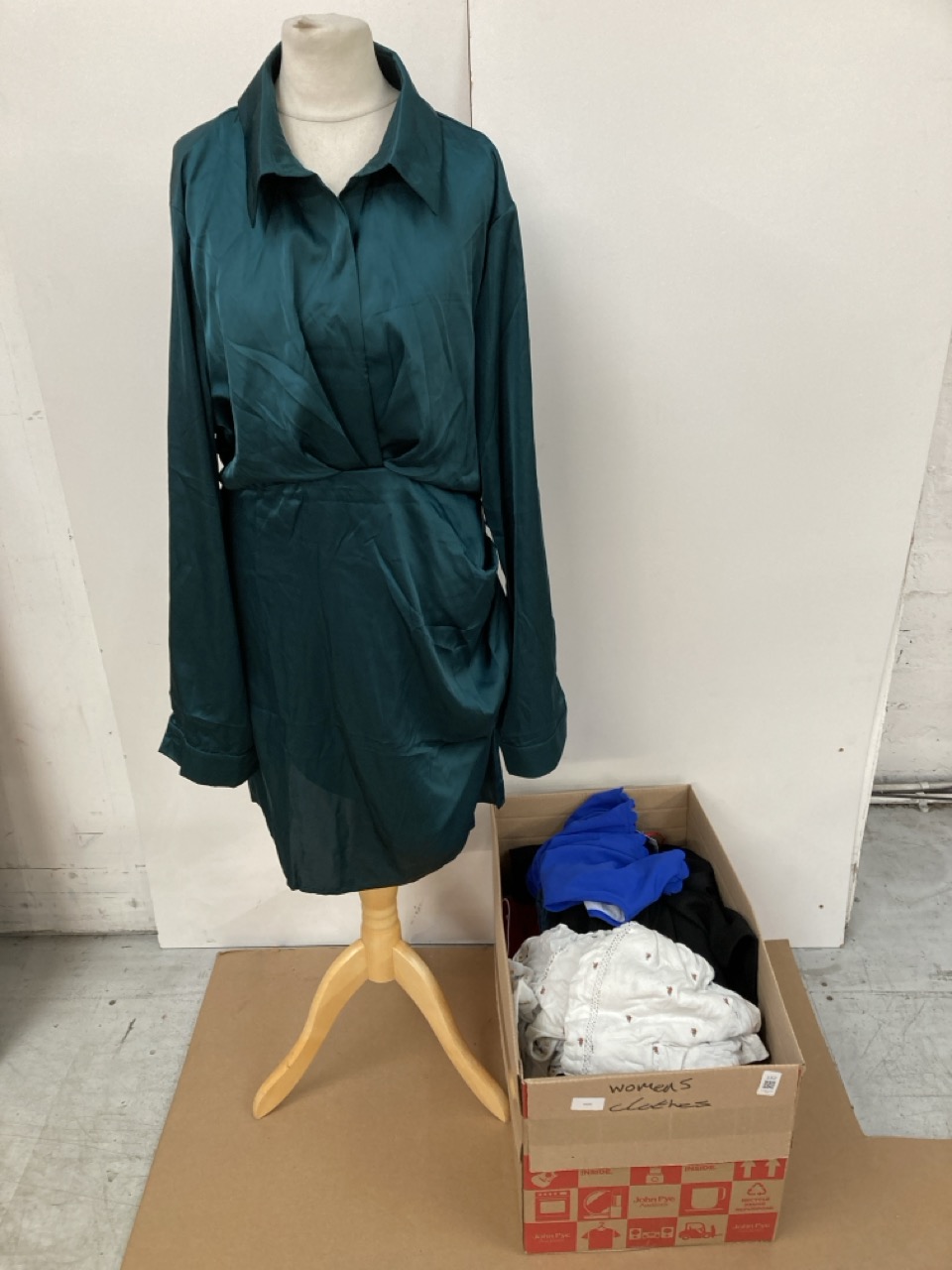 Lot 152  
            Edinburgh SR33 - Delivery Only 

                
QUANTITY OF CLOTHING & APPAREL ITEMS TO INCLUDE WOMENS MNG JEANS SIZE 14: LOCATIO...