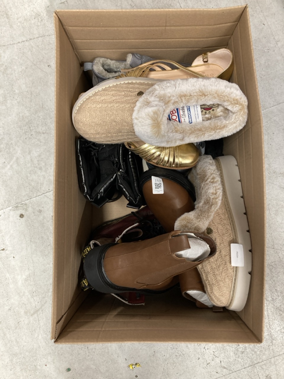 Lot 153  
            Edinburgh SR33 - Delivery Only 

                
QUANTITY OF CLOTHING & APPAREL ITEMS TO INCLUDE RED DR. MARTENS BOOTS SIZE 11: LO...