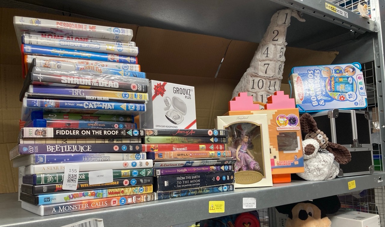 Lot 155  
            Edinburgh SR33 - Delivery Only 

                
QUANTITY OF ITEMS TO INCLUDE PET SIMULATOR SERIES 2 CORGI: LOCATION - B